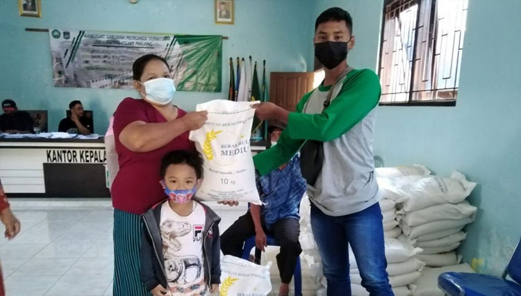 Lawan Pandemi Covid-19, KSM 108 Unisma Malang Bantu Percepat Penyaluran Bansos Kepada Warga